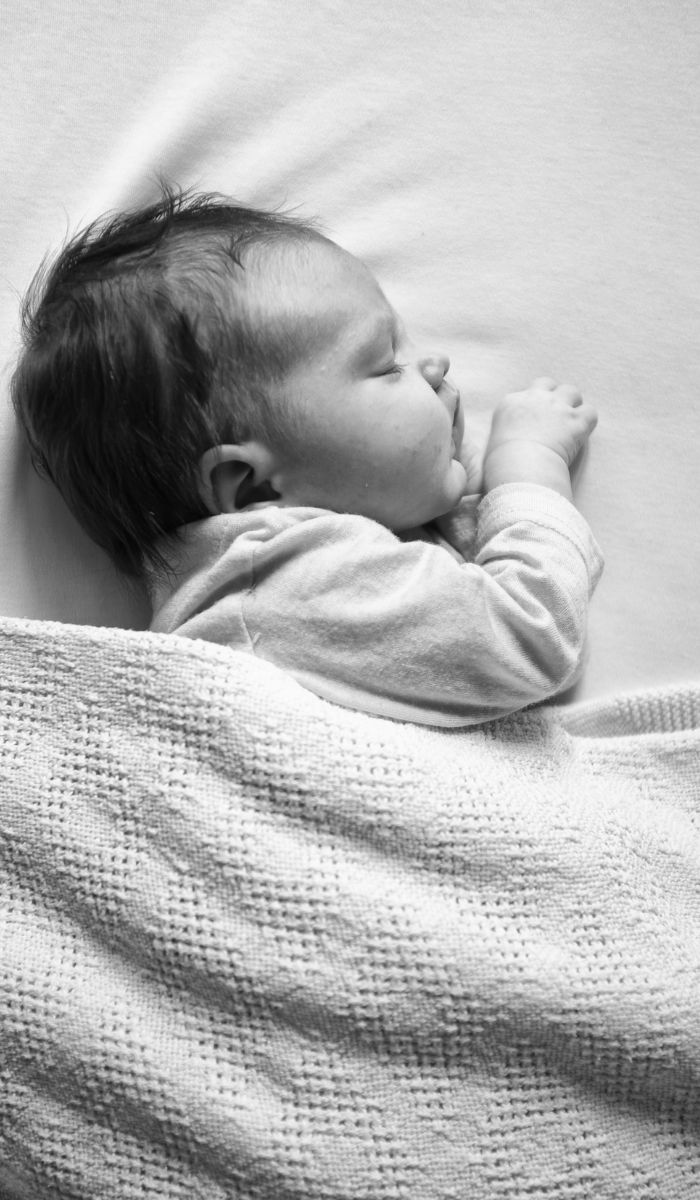 Baby schläft ruhig in einem sicheren Schlafumfeld