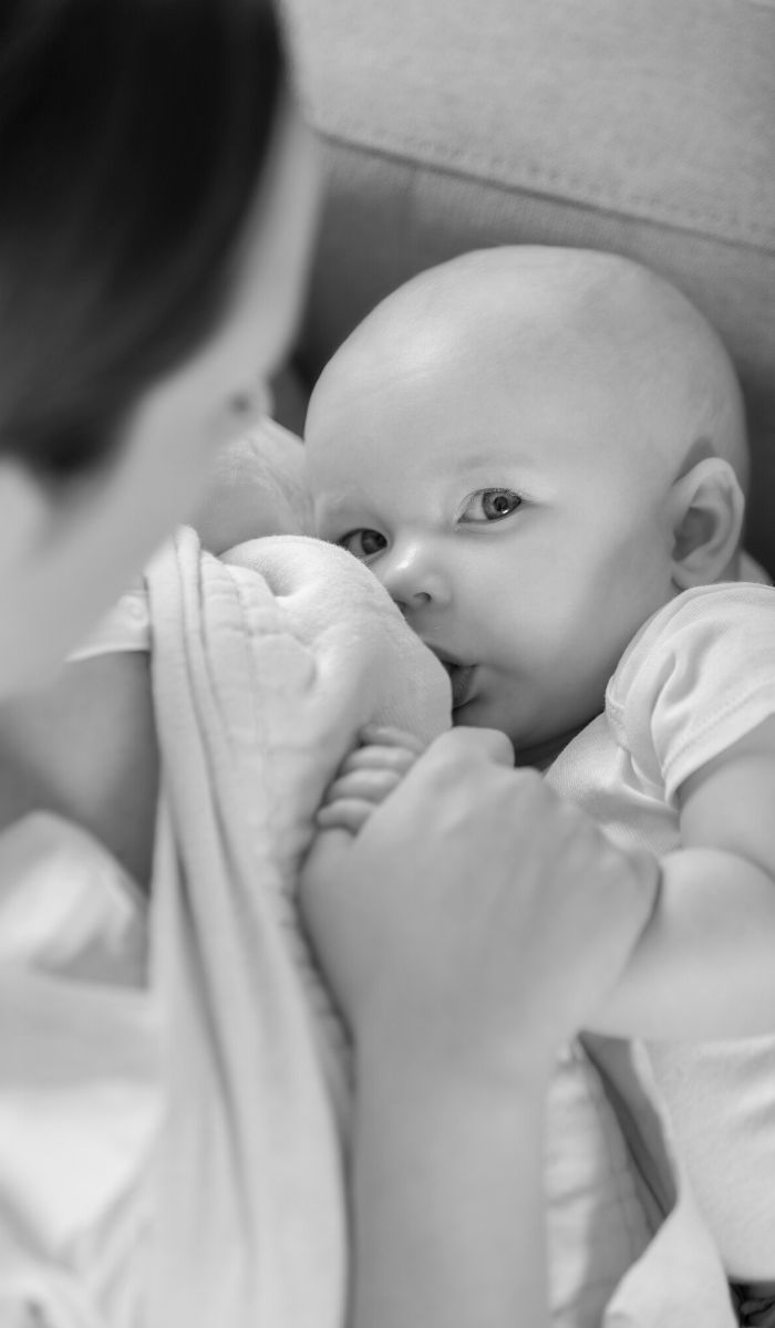 Mutter mit Baby im Gespräch zu Babyschlaf und Stillfragen in Schleswig-Holstein